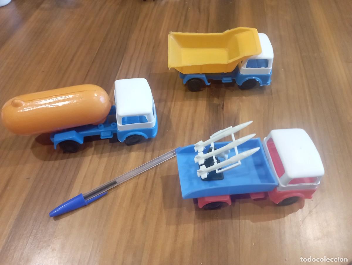 Juguetes antiguos y Juegos de colecci&oacute;n: Lote 3 camiones de pl&aacute;stico a&ntilde;os 70-80 Kiosko