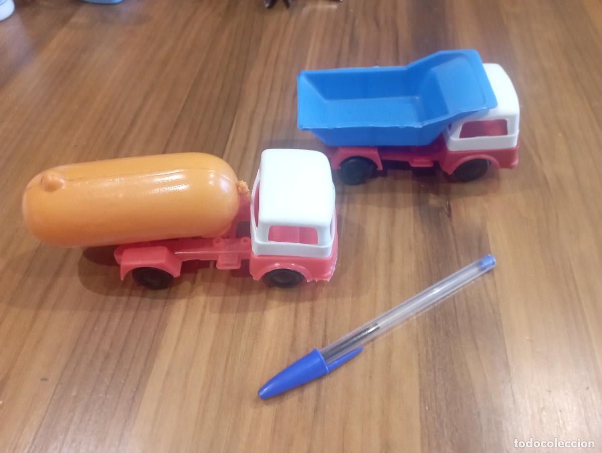 Juguetes antiguos y Juegos de colecci&oacute;n: Lote 2 camiones de pl&aacute;stico a&ntilde;os 70-80 Kiosko