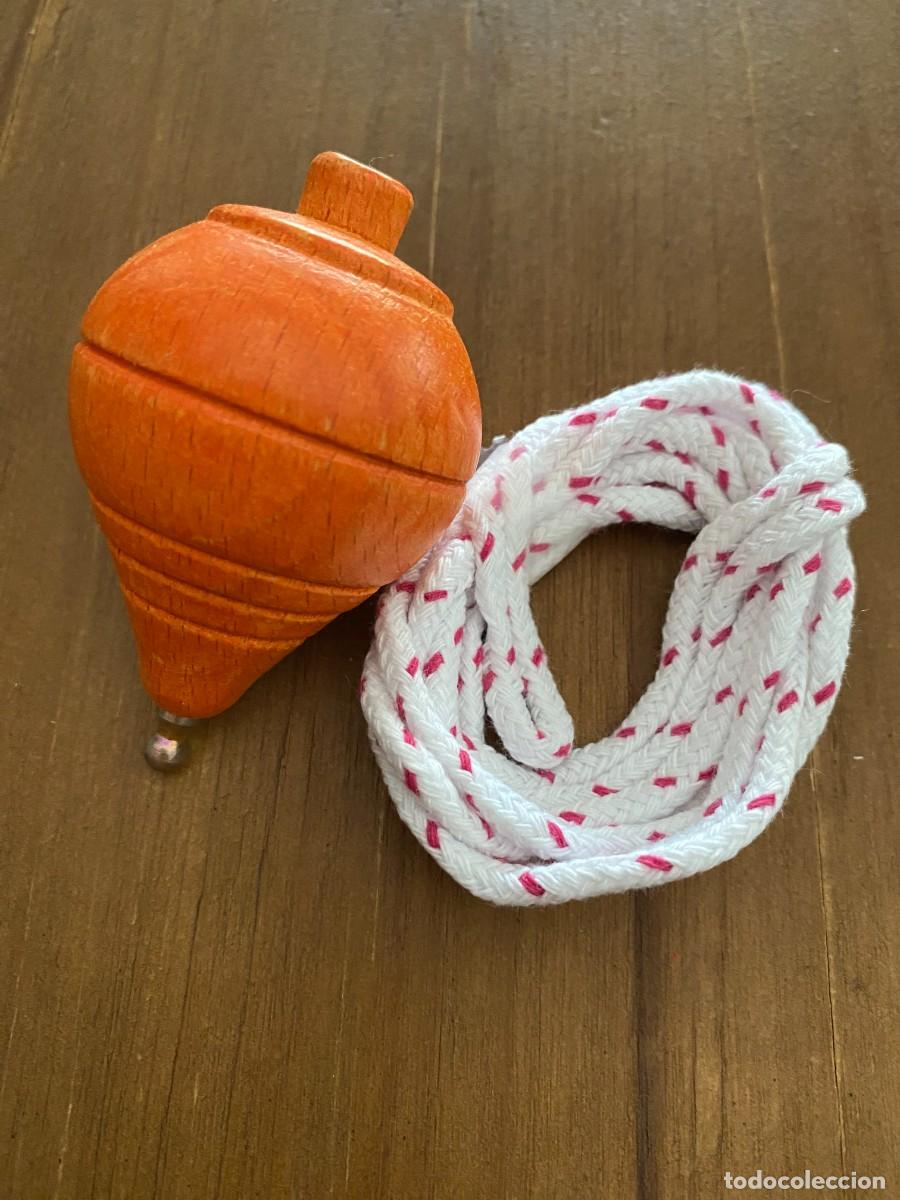Jouets Anciens et Jeux de collection: PEONZA DE MADERA NUEVA Y SIN USO ACTUAL 8 CENT&Iacute;METROS DE ALTURA COLOR NARANJA INCLUYE CORD&Oacute;N