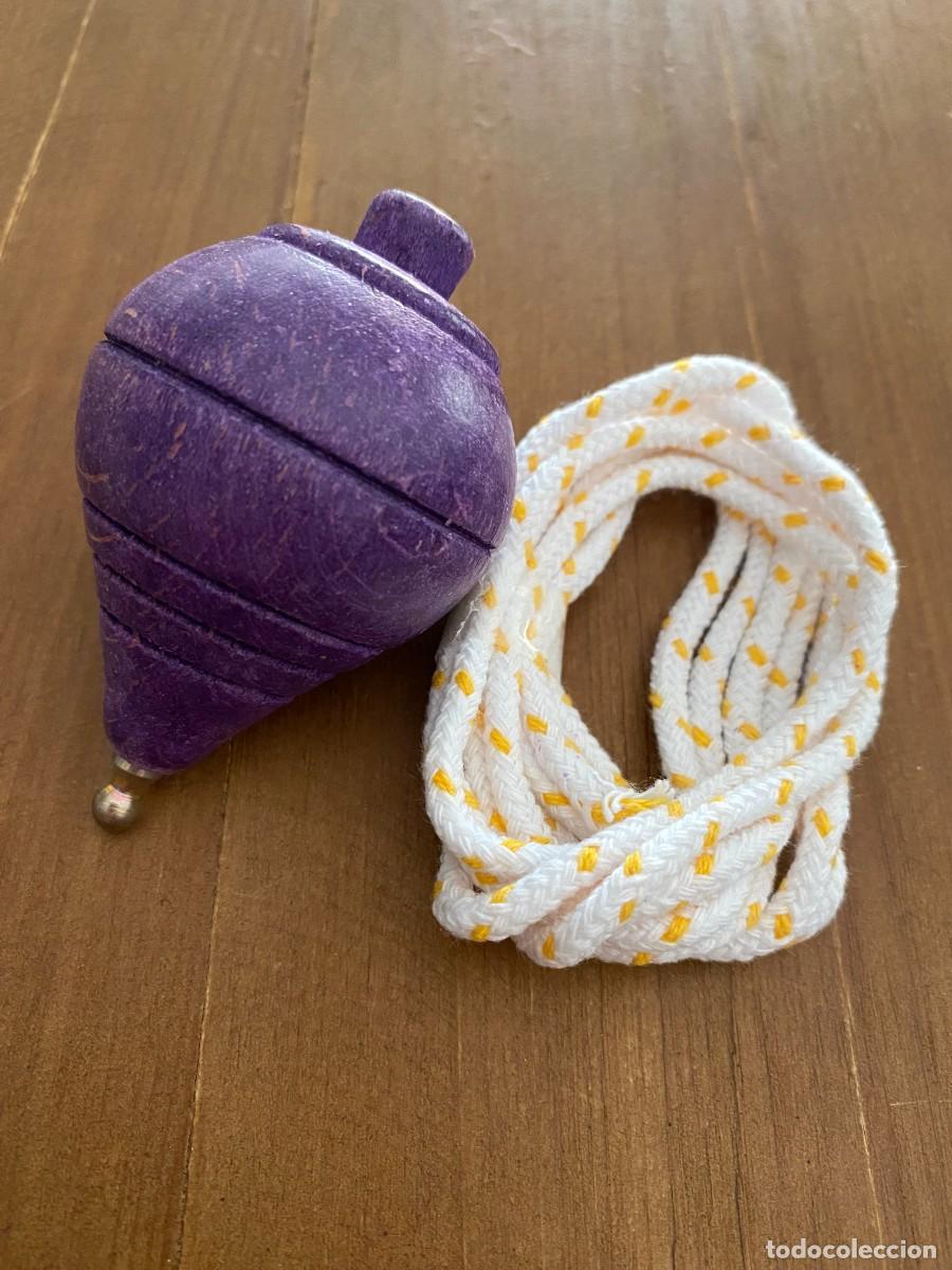 Jouets Anciens et Jeux de collection: PEONZA DE MADERA NUEVA Y SIN USO ACTUAL 8 CENT&Iacute;METROS DE ALTURA COLOR MORADO INCLUYE CORD&Oacute;N