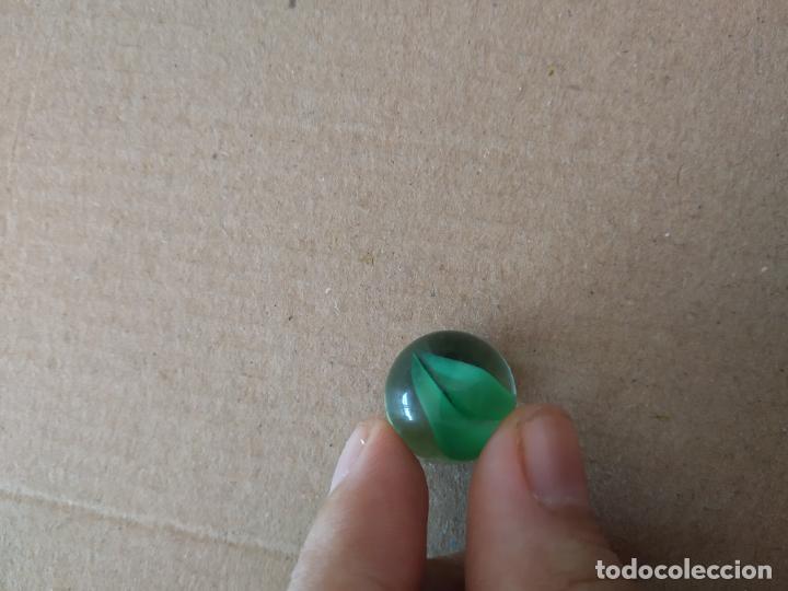 Juguetes antiguos y Juegos de colecci&oacute;n: CANICA DE COLOR VERDE BOLA DE JUGUETE