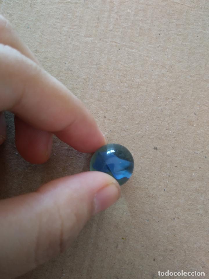 Juguetes antiguos y Juegos de colecci&oacute;n: CANICA DE COLOR AZUL BOLA DE JUGUETE