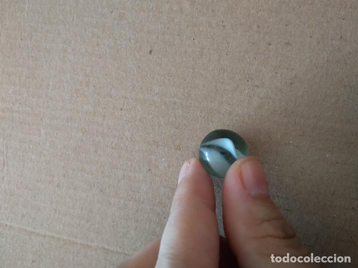 Juguetes antiguos y Juegos de colecci&oacute;n: CANICA DE COLOR BLANCA BOLA DE JUGUETE