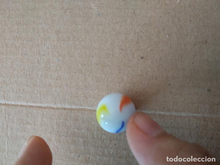 Juguetes antiguos y Juegos de colecci&oacute;n: CANICA DE COLOR BLANCA ROJO AZUL AMARILLA BOLA DE JUGUETE