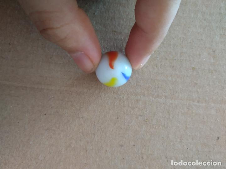 Juguetes antiguos y Juegos de colecci&oacute;n: CANICA DE COLOR BLANCA ROJO AZUL AMARILLA BOLA DE JUGUETE