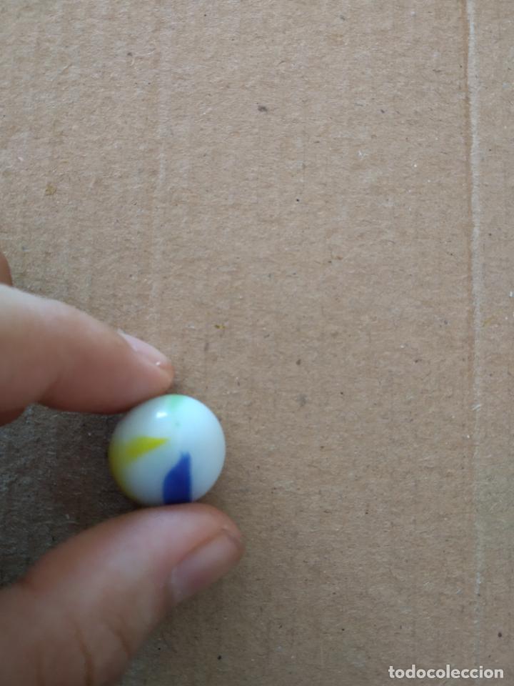 Juguetes antiguos y Juegos de colecci&oacute;n: CANICA DE COLOR BLANCA VERDE AZUL AMARILLA BOLA DE JUGUETE