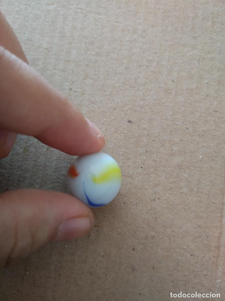 Juguetes antiguos y Juegos de colecci&oacute;n: CANICA DE COLOR BLANCA ROJO AZUL AMARILLA BOLA DE JUGUETE