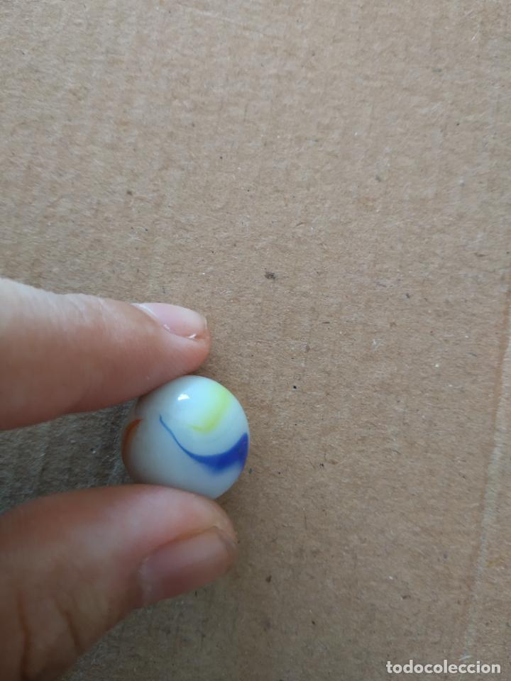 Juguetes antiguos y Juegos de colecci&oacute;n: CANICA DE COLOR BLANCA ROJO AZUL AMARILLA BOLA DE JUGUETE