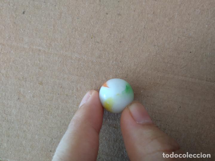Juguetes antiguos y Juegos de colecci&oacute;n: CANICA DE COLOR BLANCA ROJO VERDE AMARILLA BOLA DE JUGUETE