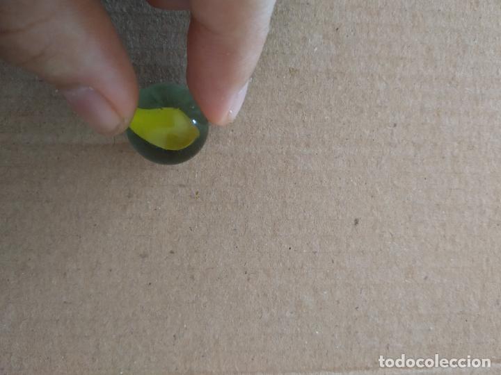 Juguetes antiguos y Juegos de colecci&oacute;n: CANICA DE COLOR AMARILLO BOLA DE JUGUETE