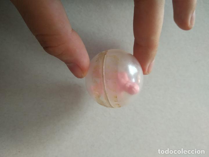 Juguetes antiguos y juegos de colecci&oacute;n: CAJITA FORMA REDONDA CON DOS MINI PERSONAS DE JUGUETE DE COLOR ROSA