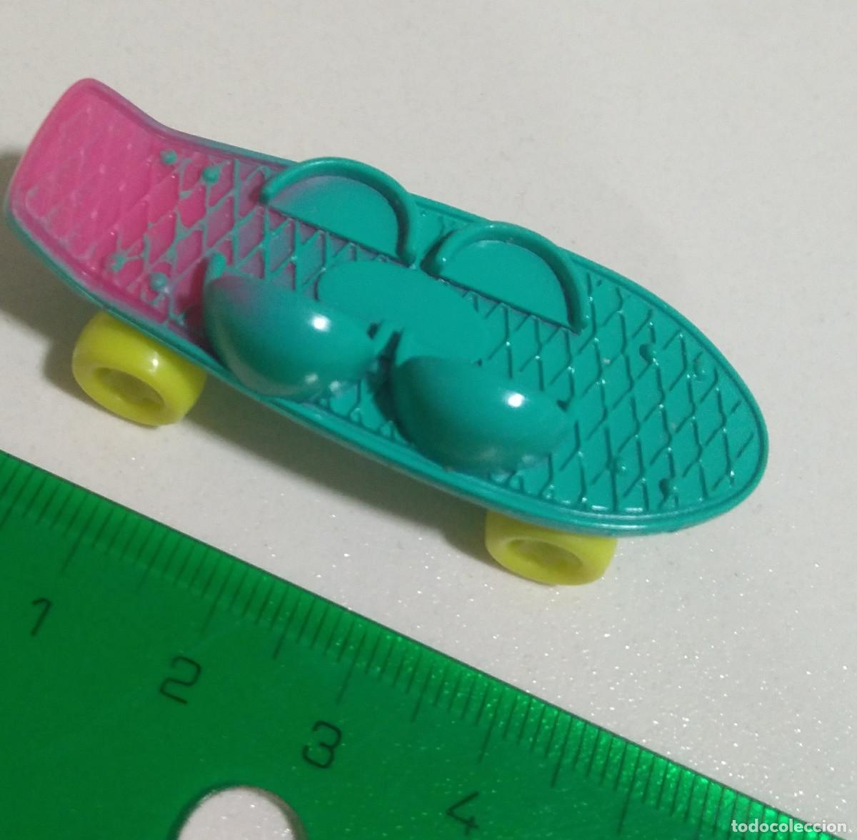 Juguetes antiguos y Juegos de colecci&oacute;n: patin skate de figura plastico verde amarillo rosa accesorio