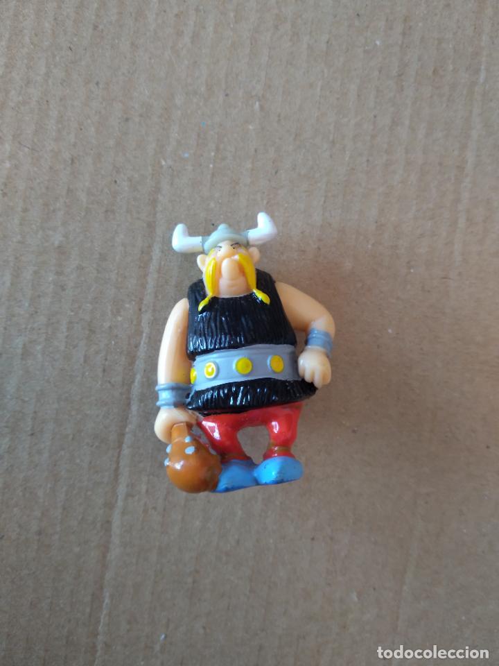 Juguetes antiguos y Juegos de colecci&oacute;n: FIGURA DE JUGUETE PERSONAJE VIKINGO ASTERIX Y OBELIX MIDE APROXIMADAMENTE 4,7CM X 3,7CM