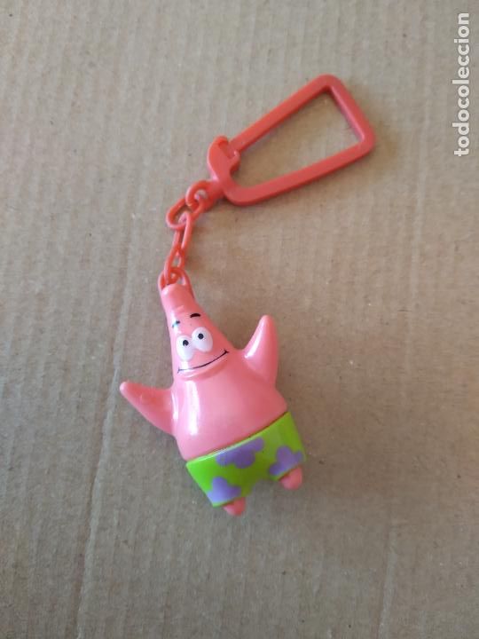 Juguetes antiguos y Juegos de colecci&oacute;n: LLAVERO PATRICIO PERSONAJE BOB ESPONJA MIDE APROXIMADAMENTE 4,8CM X 3,1CM