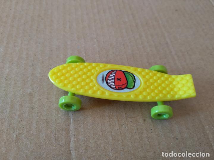 Juguetes antiguos y Juegos de colecci&oacute;n: FIGURA DE JUGUETE MONOPATIN SKATE MIDE APROXIMADAMENTE 6,1CM X 2,4CM