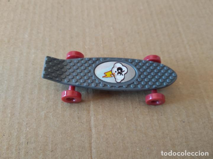 Juguetes antiguos y Juegos de colecci&oacute;n: FIGURA DE JUGUETE MONOPATIN SKATE MIDE APROXIMADAMENTE 6,1CM X 2,4CM