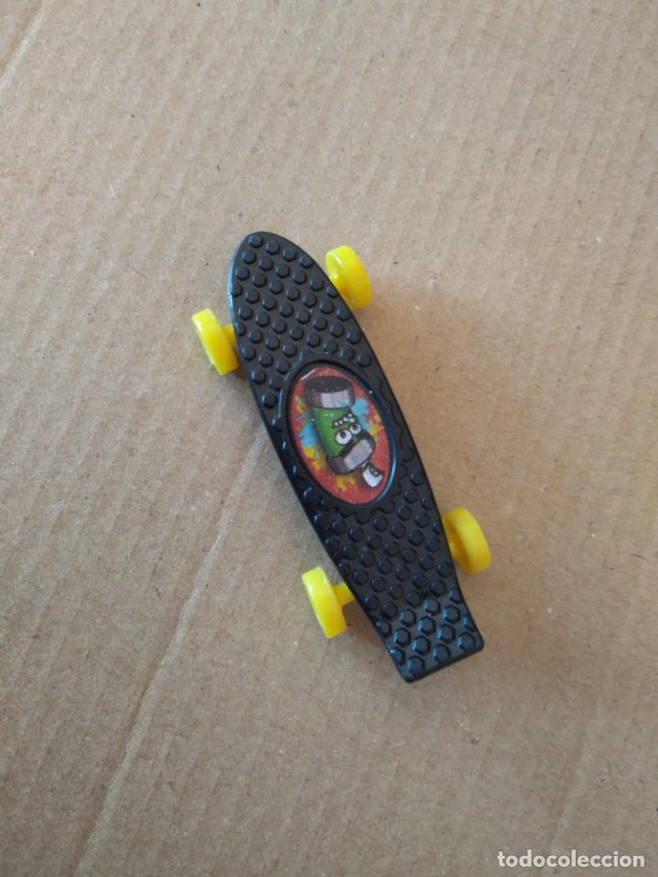 Juguetes antiguos y Juegos de colecci&oacute;n: FIGURA DE JUGUETE MONOPATIN SKATE MIDE APROXIMADAMENTE 6,1CM X 2,4CM