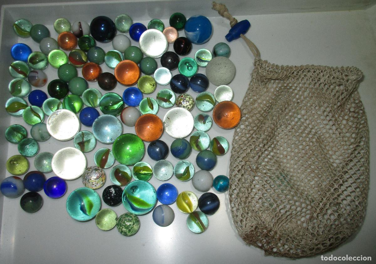 Juguetes antiguos y Juegos de colecci&oacute;n: Malla, lote 99 canicas y bolinches o bolos