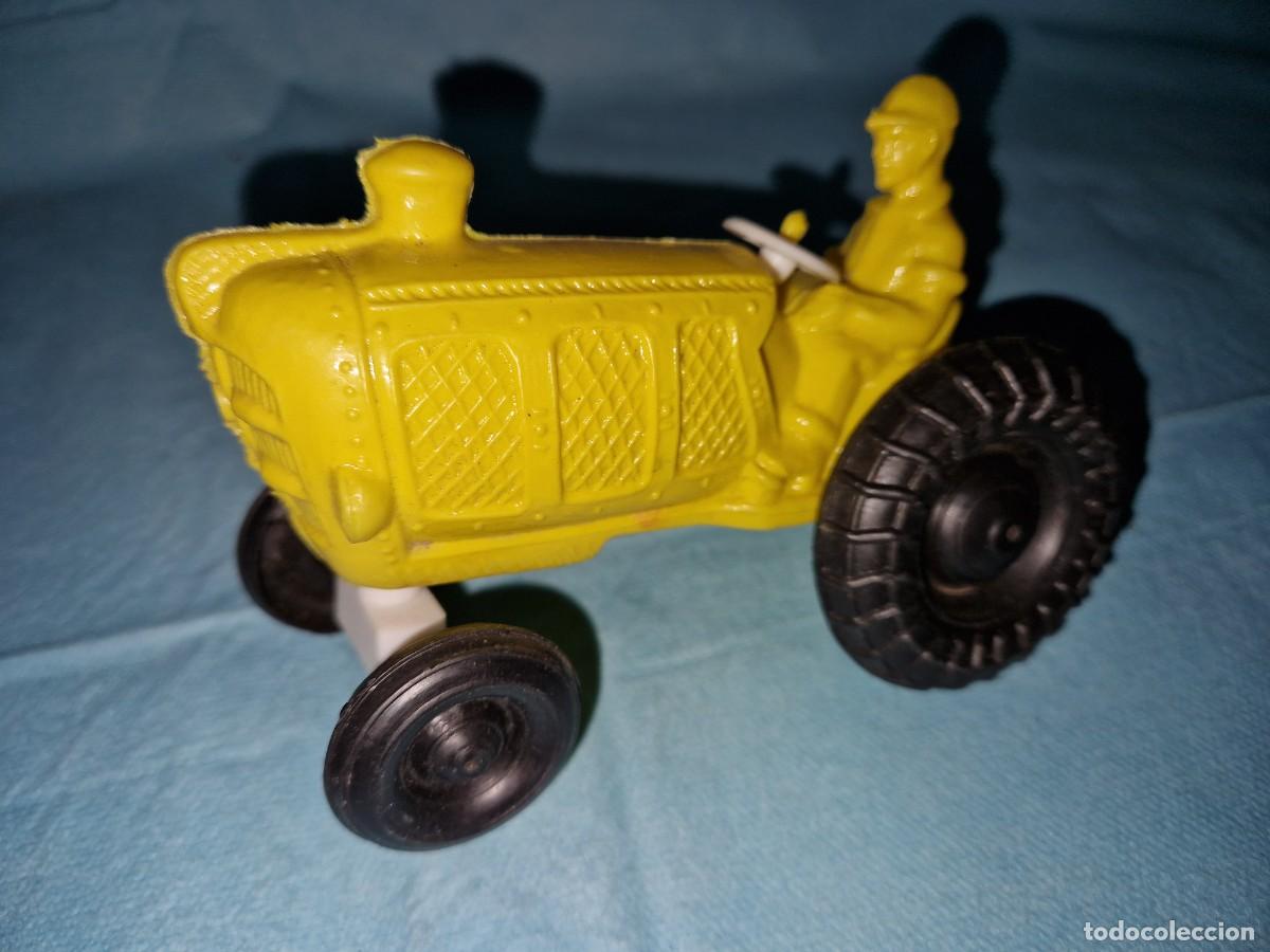 Juguetes antiguos y juegos de colecci&oacute;n: ANTIGUO TRACTOR DE PL&Aacute;STICO SOPLADO