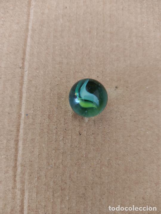 Juguetes antiguos y Juegos de colecci&oacute;n: CANICA DE COLOR AMARILLO BLANCO VERDE BOLA DE JUGUETE