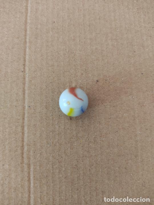 Juguetes antiguos y Juegos de colecci&oacute;n: CANICA DE COLOR AMARILLO AZUL ROJO BOLA DE JUGUETE