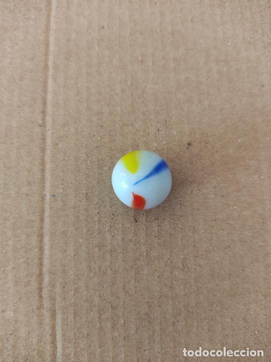 Juguetes antiguos y Juegos de colecci&oacute;n: CANICA DE COLOR AMARILLO AZUL ROJO BOLA DE JUGUETE