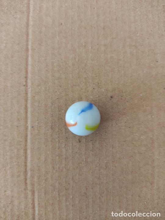 Juguetes antiguos y Juegos de colecci&oacute;n: CANICA DE COLOR AMARILLO AZUL ROJO BOLA DE JUGUETE