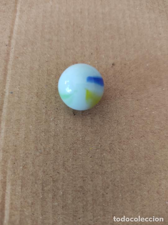 Juguetes antiguos y Juegos de colecci&oacute;n: CANICA DE COLOR AMARILLO AZUL VERDE BOLA DE JUGUETE