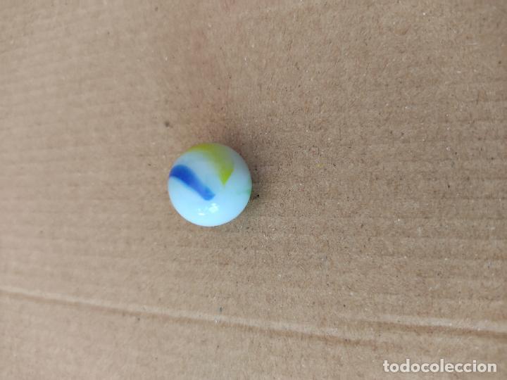 Juguetes antiguos y Juegos de colecci&oacute;n: CANICA DE COLOR AMARILLO AZUL VERDE BOLA DE JUGUETE