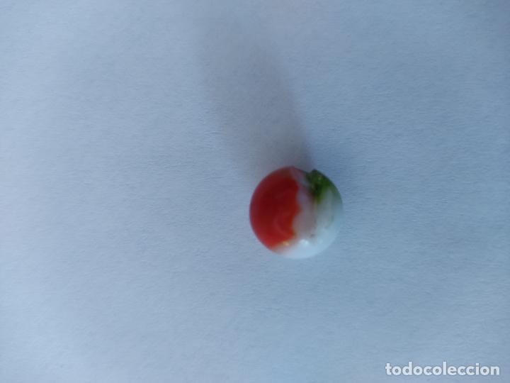Juguetes antiguos y Juegos de colecci&oacute;n: CANICA DE COLOR ROJO VERDE BOLA DE JUGUETE