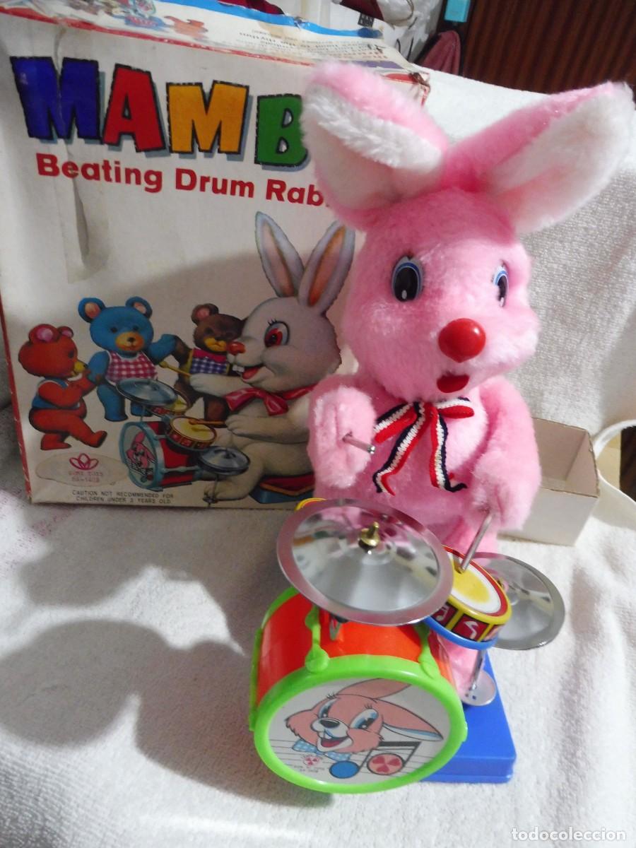 Juguetes antiguos y Juegos de colecci&oacute;n: Conejo rosa de peluche con bater&iacute;a Mambo, Sumy toys SA 140B Son Ai Toys made in Taiwan