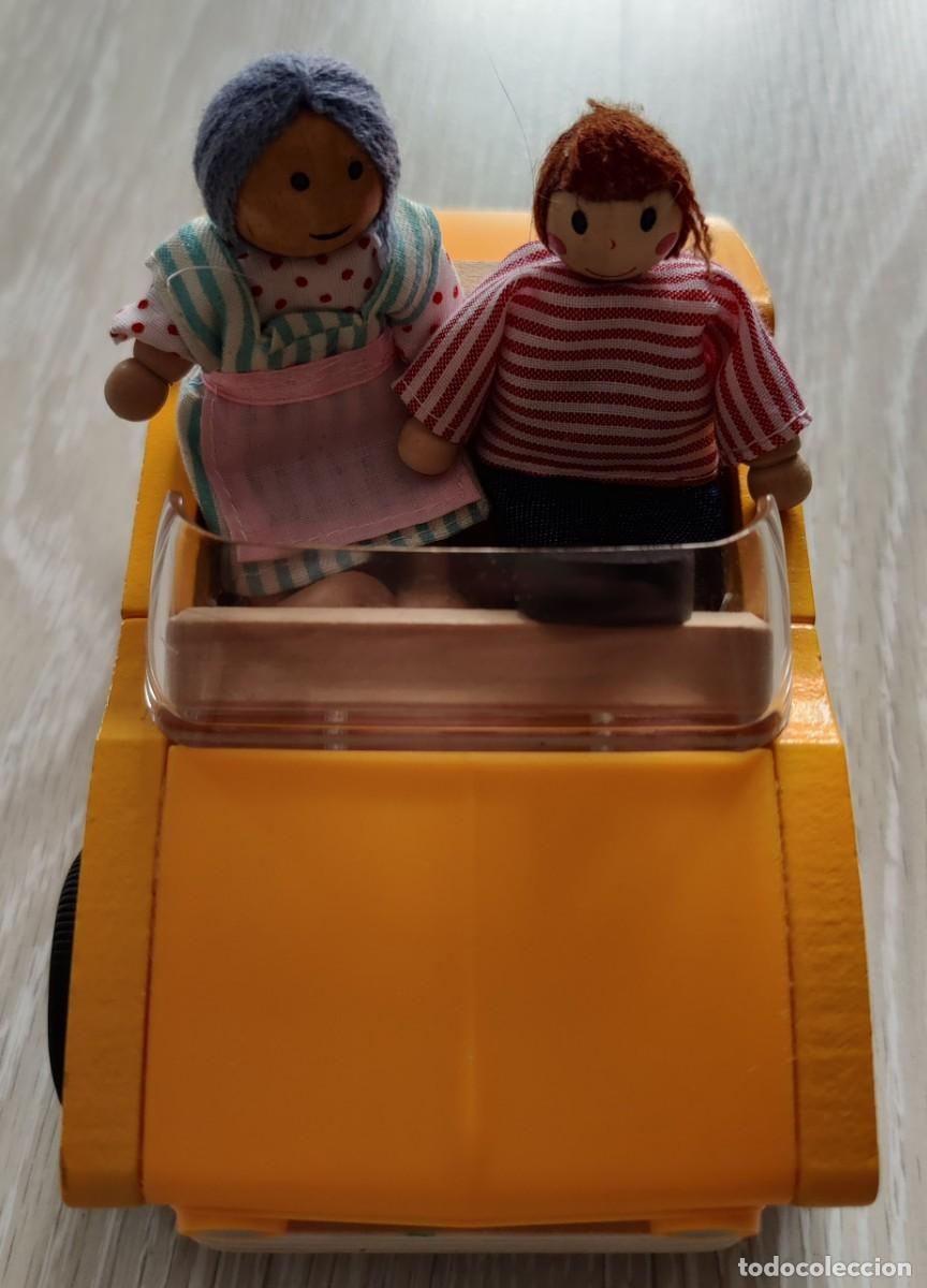 Juguetes antiguos y Juegos de colecci&oacute;n: Coche de Madera Con Dos Mu&ntilde;ecos