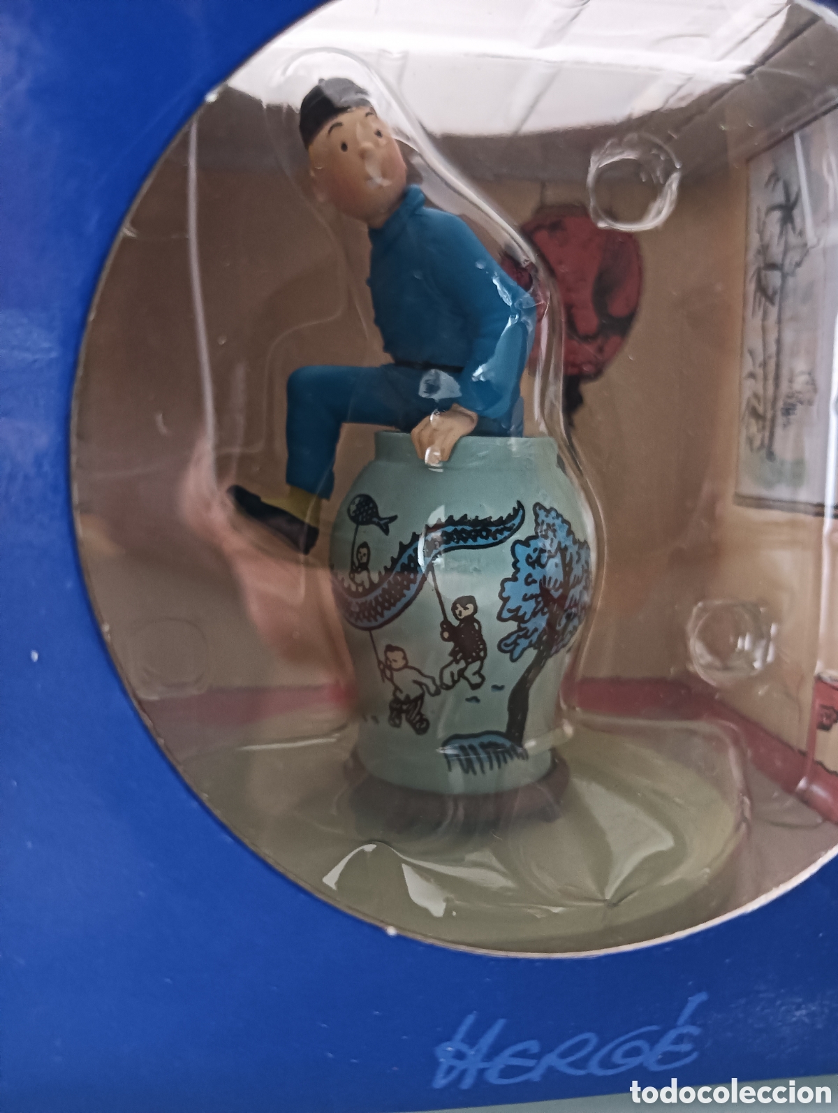 Juguetes antiguos y Juegos de colecci&oacute;n: FIGURA TINTIN JARRON Cofret Scene Plastique Lotus Bleu