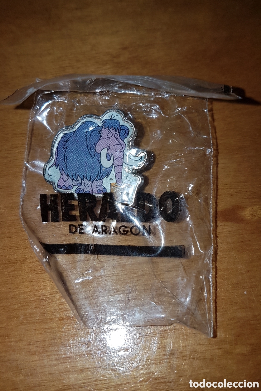 Juguetes antiguos y Juegos de colecci&oacute;n: Pin picapiedra Heraldo de Aragon precintado a&ntilde;os 90 dibujos animados mamut ducha