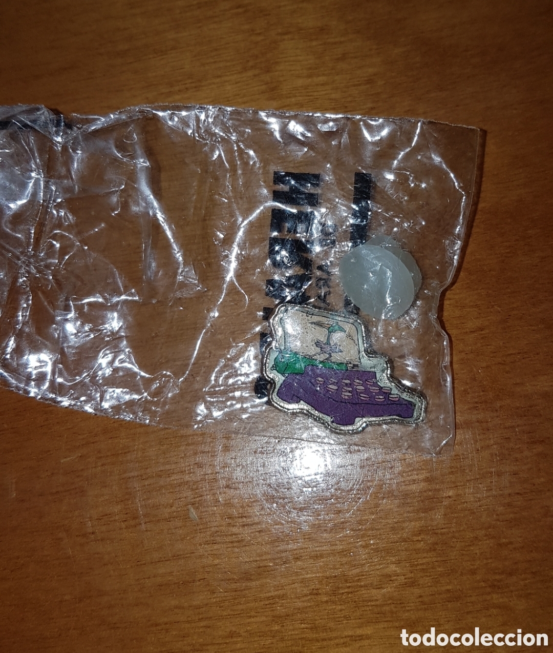 Juguetes antiguos y Juegos de colecci&oacute;n: Pin picapiedra Heraldo de Aragon precintado a&ntilde;os 90 dibujos animados m&aacute;quina de escribir