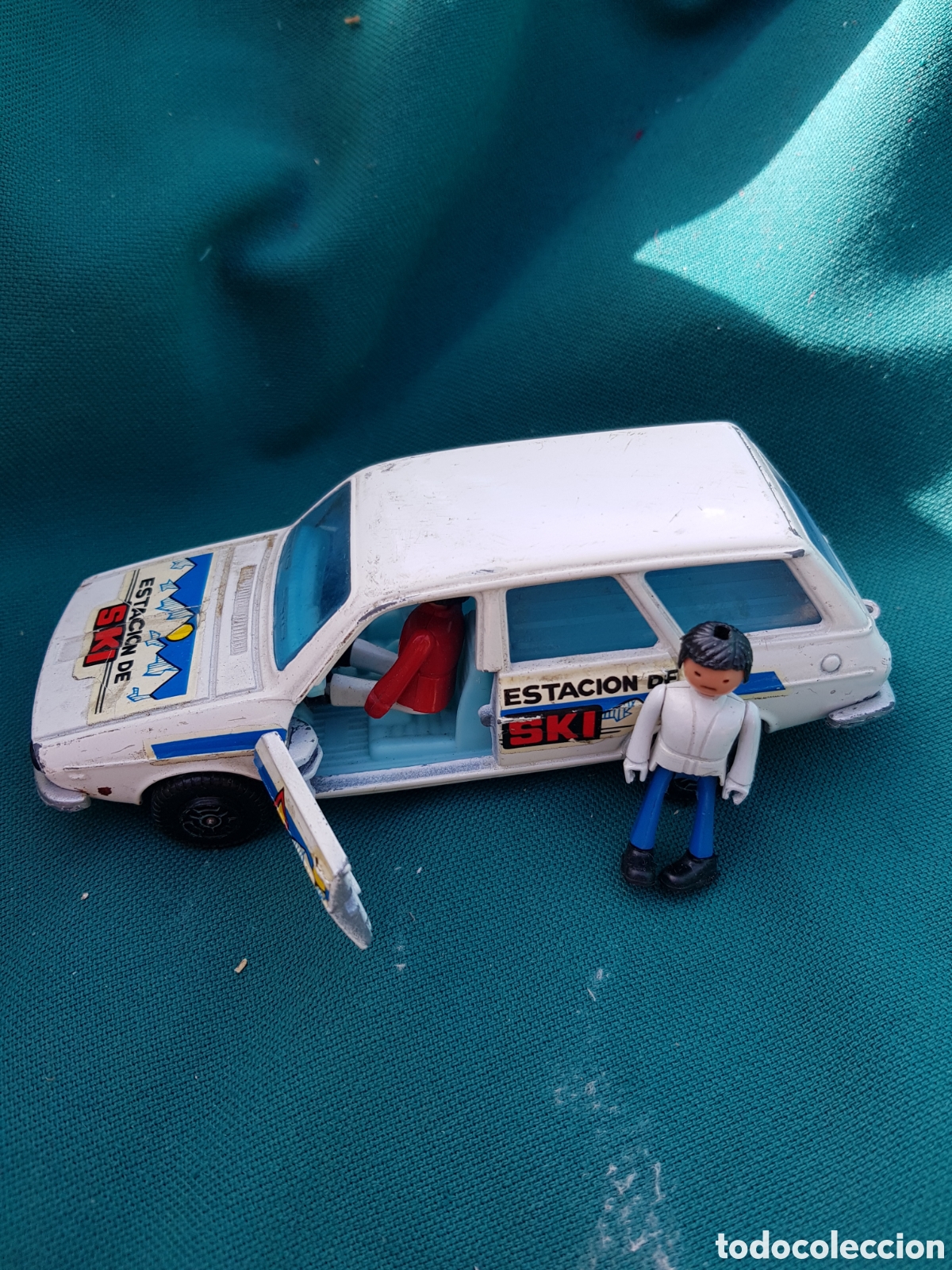Juguetes antiguos y Juegos de colecci&oacute;n: ANTIGUO COCHE DE GUISVAL CON 2 MU&Ntilde;ECOS