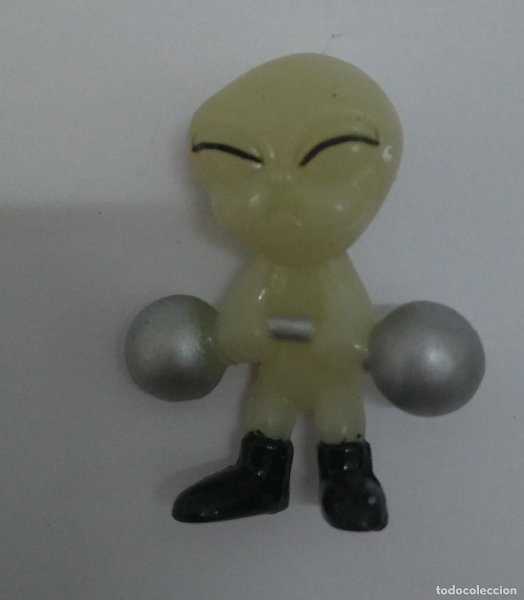 Juguetes antiguos y Juegos de colecci&oacute;n: figura alien alienigena mu&ntilde;eco mu&ntilde;equito marciano fosforescente halterofilia pesas peso gym olimpiad