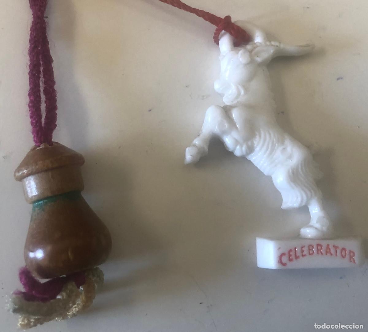 Juguetes antiguos y Juegos de colecci&oacute;n: 2 peque&ntilde;os colgantes infantiles. Chinito de la Suerte y cabra macho Celebrator. Buen estado.