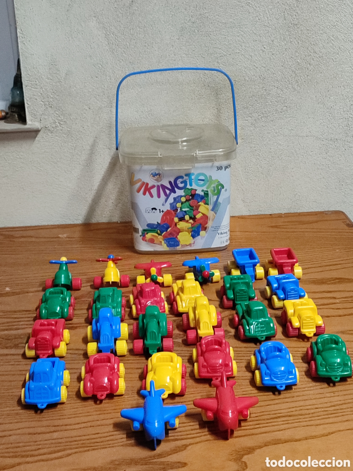 Juguetes antiguos y juegos de colecci&oacute;n: Cubo de juguetes de la marca Viking Toys, vikingtoys. Cochecitos, y aviones. Pl&aacute;stico. Sweden