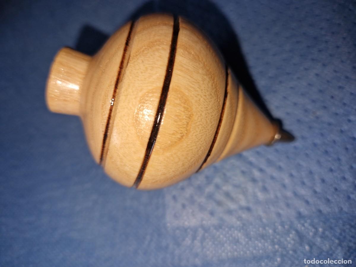 Juguetes antiguos y Juegos de colecci&oacute;n: Antigua peonza, trompo de madera con punta de metal.