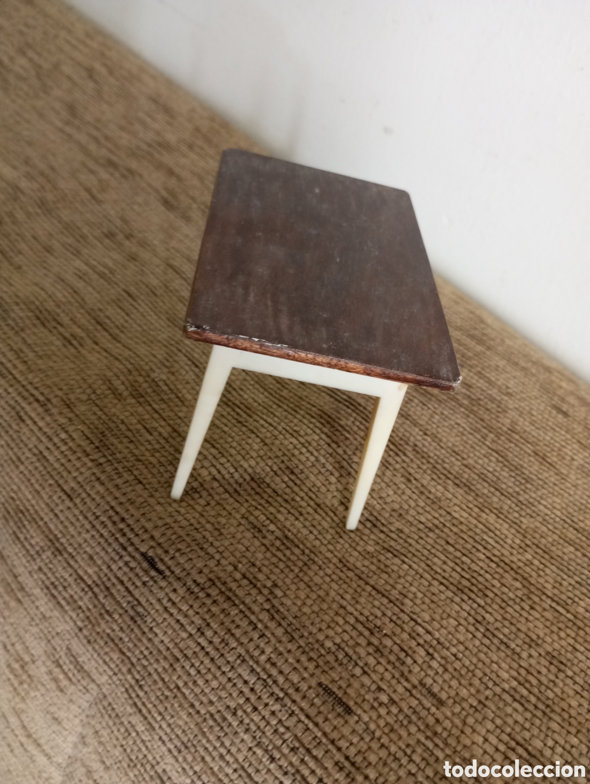 Juguetes antiguos y Juegos de colecci&oacute;n: Mesa vintage para casa de mu&ntilde;ecas pl&aacute;stico y tapa de madera mide 11x7x7 cms