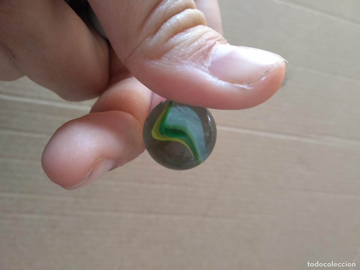 Juguetes antiguos y Juegos de colecci&oacute;n: CANICA BOLA DE JUGUETE COLOR BLANCO VERDE AMARILLO