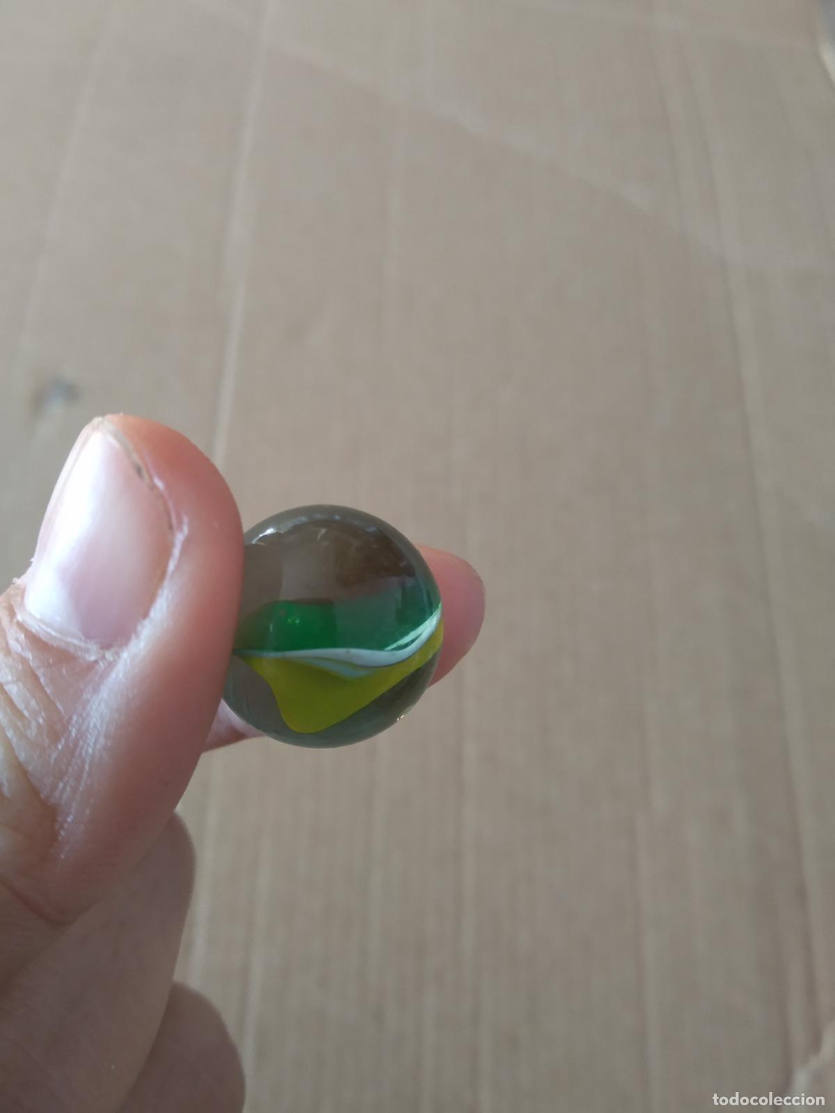 Juguetes antiguos y Juegos de colecci&oacute;n: CANICA BOLA DE JUGUETE COLOR BLANCO VERDE AMARILLO