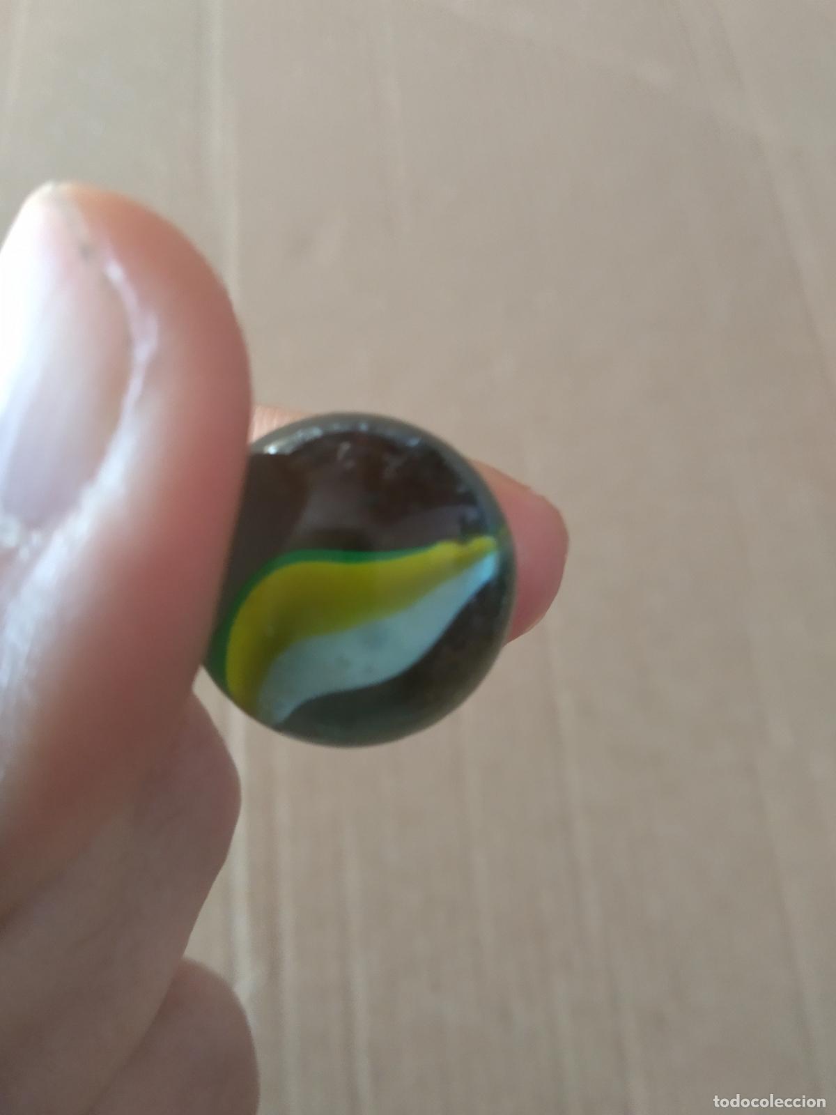 Juguetes antiguos y Juegos de colecci&oacute;n: CANICA BOLA DE JUGUETE COLOR BLANCO VERDE AMARILLO