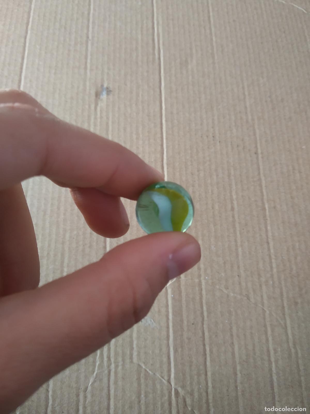 Juguetes antiguos y Juegos de colecci&oacute;n: CANICA BOLA DE JUGUETE COLOR BLANCO VERDE AMARILLO