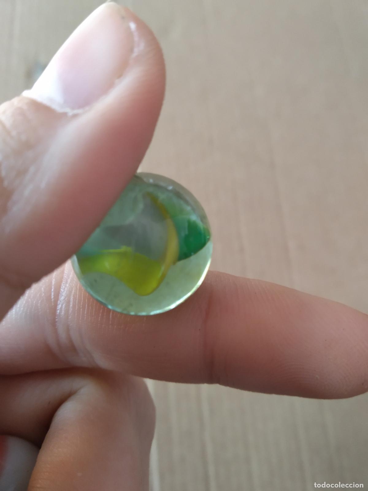 Juguetes antiguos y Juegos de colecci&oacute;n: CANICA BOLA DE JUGUETE COLOR BLANCO VERDE AMARILLO