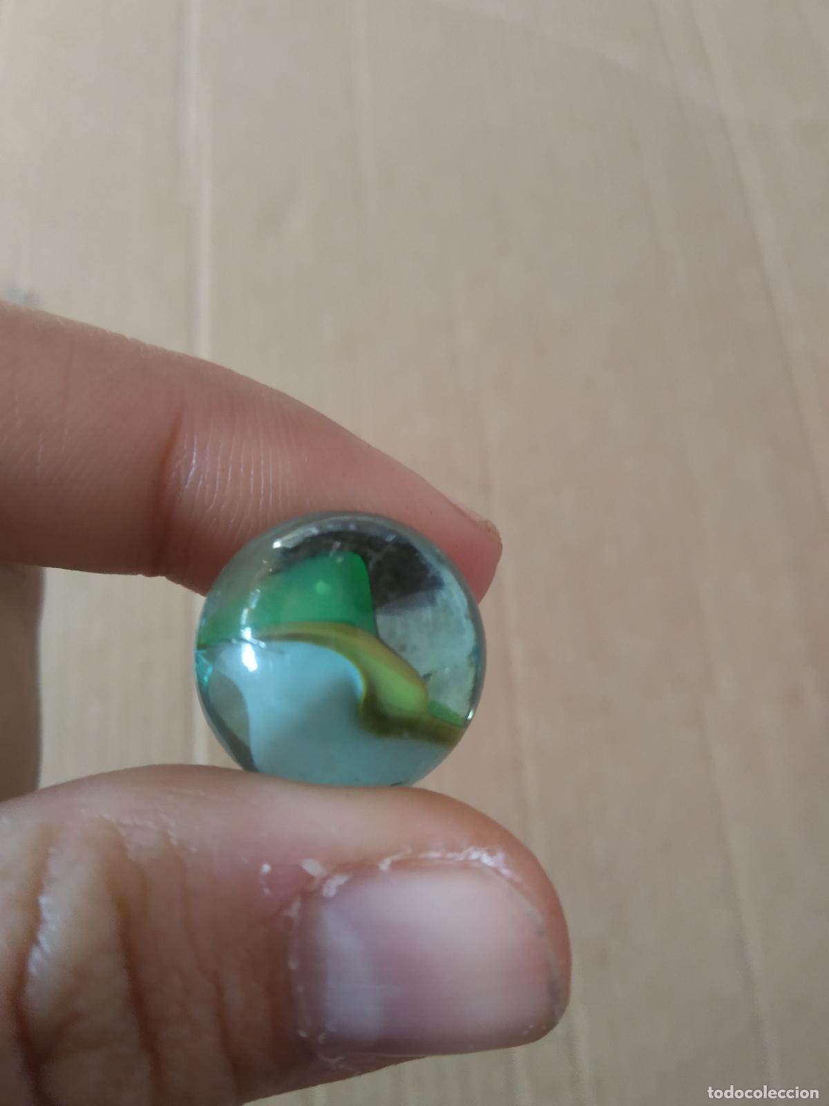 Juguetes antiguos y Juegos de colecci&oacute;n: CANICA BOLA DE JUGUETE COLOR BLANCO VERDE AMARILLO