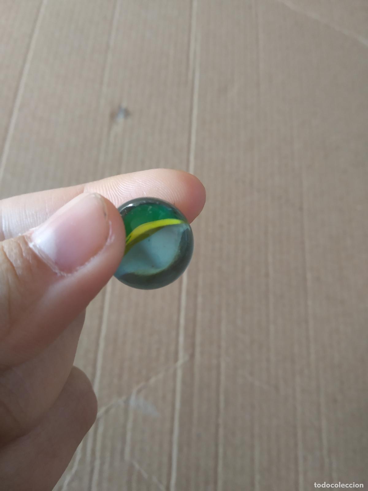 Juguetes antiguos y Juegos de colecci&oacute;n: CANICA BOLA DE JUGUETE COLOR BLANCO VERDE AMARILLO
