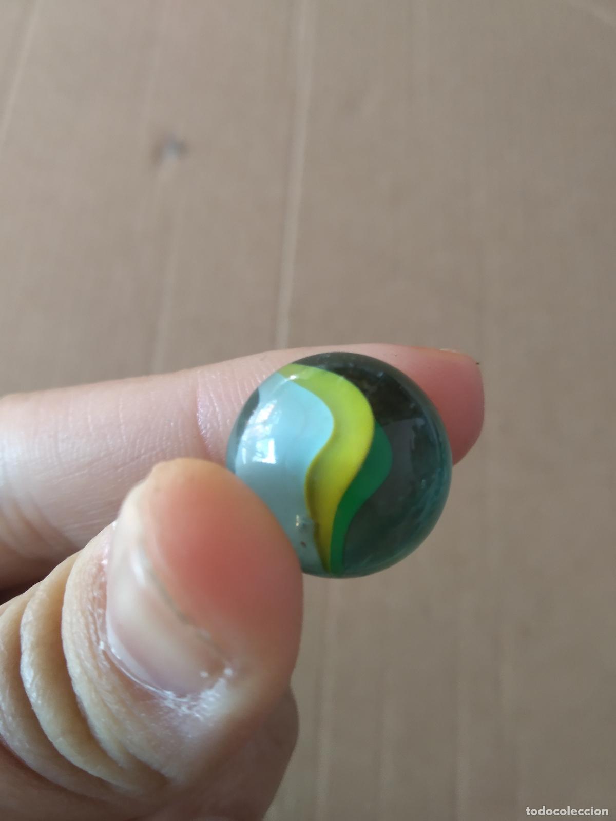 Juguetes antiguos y Juegos de colecci&oacute;n: CANICA BOLA DE JUGUETE COLOR BLANCO VERDE AMARILLO
