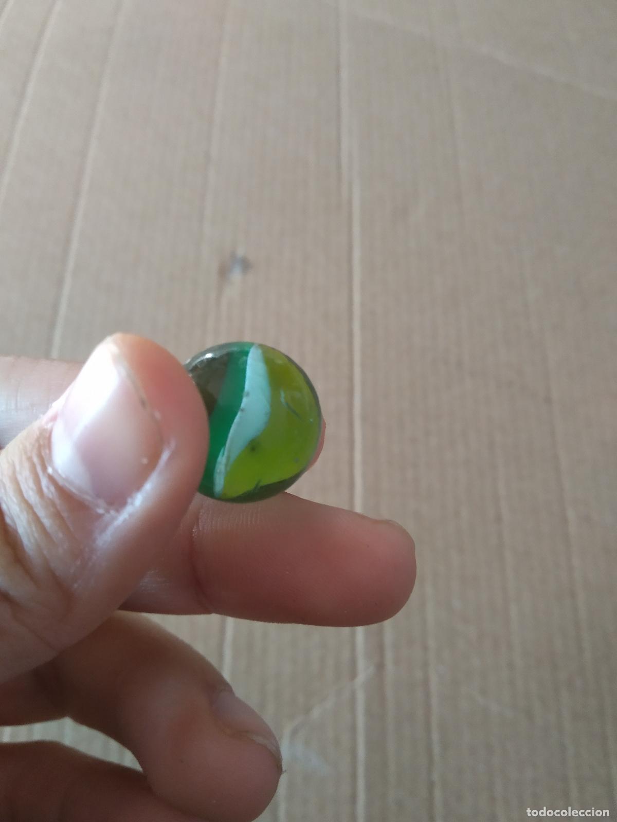 Juguetes antiguos y Juegos de colecci&oacute;n: CANICA BOLA DE JUGUETE COLOR BLANCO VERDE AMARILLO